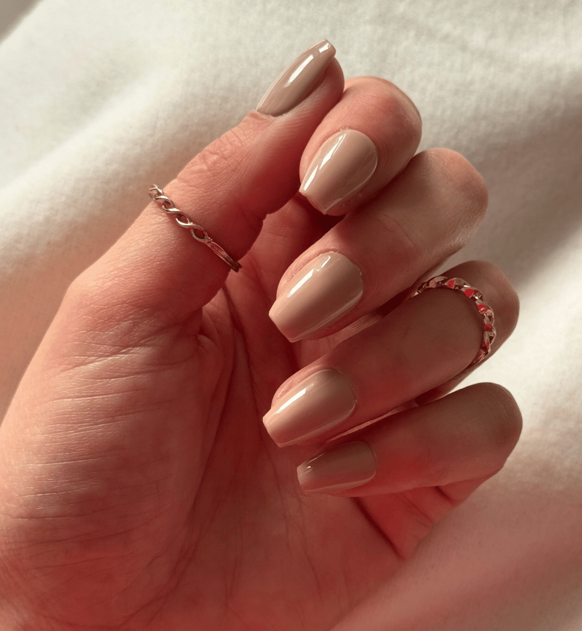 FAUX ONGLES BEIGES NUDES COFFINS COURTS