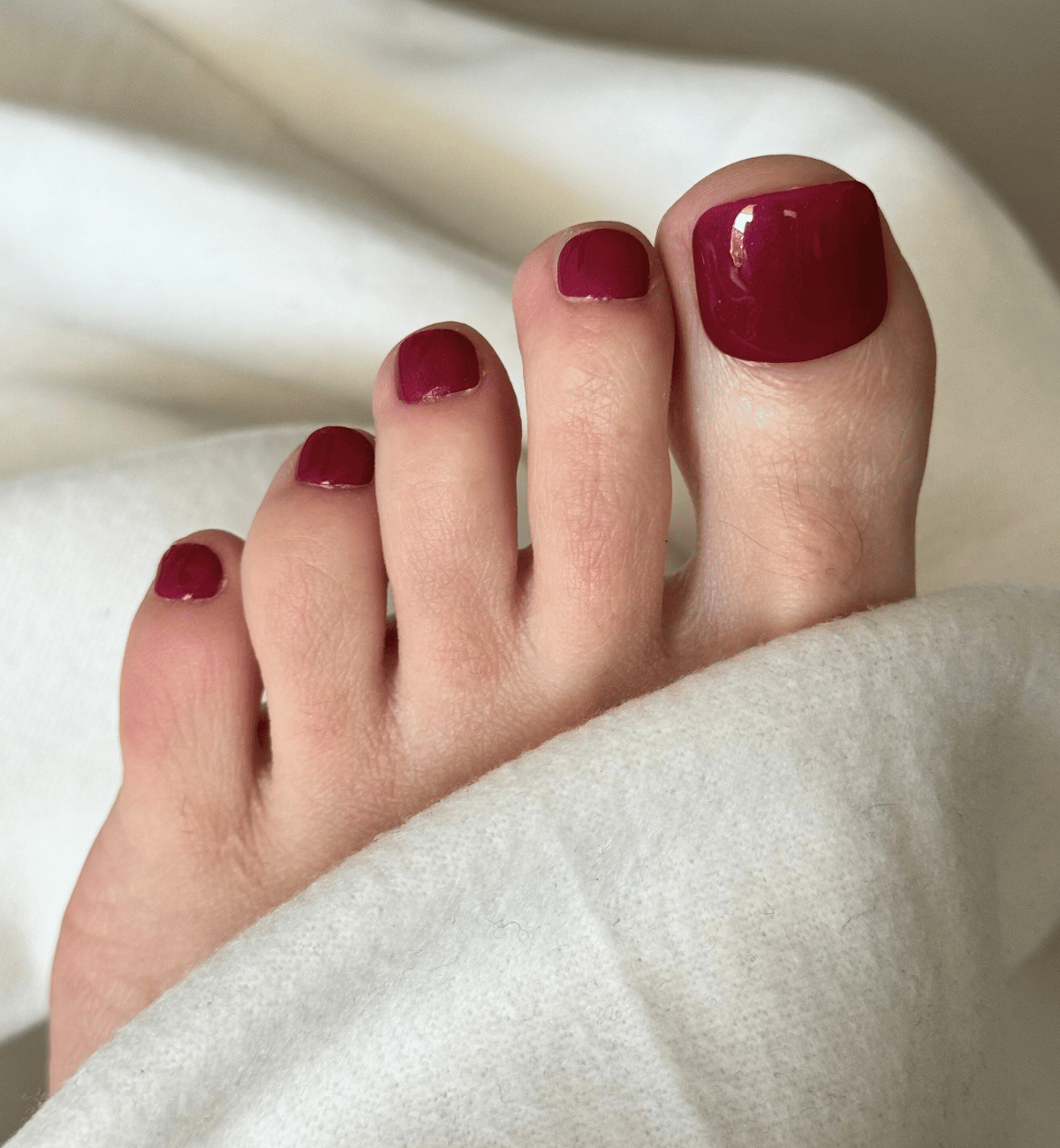 FAUX ONGLES PIEDS ROUGE CERISE