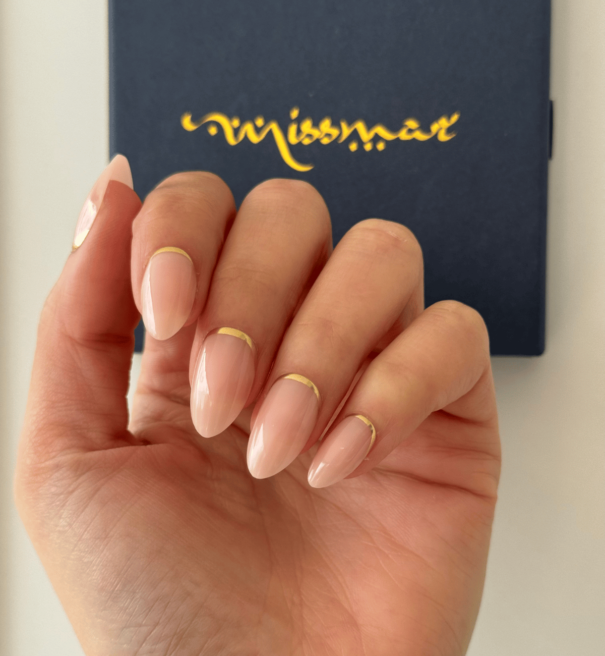 FAUX ONGLES LUXURY GOLDEN AMANDE MEDIUM