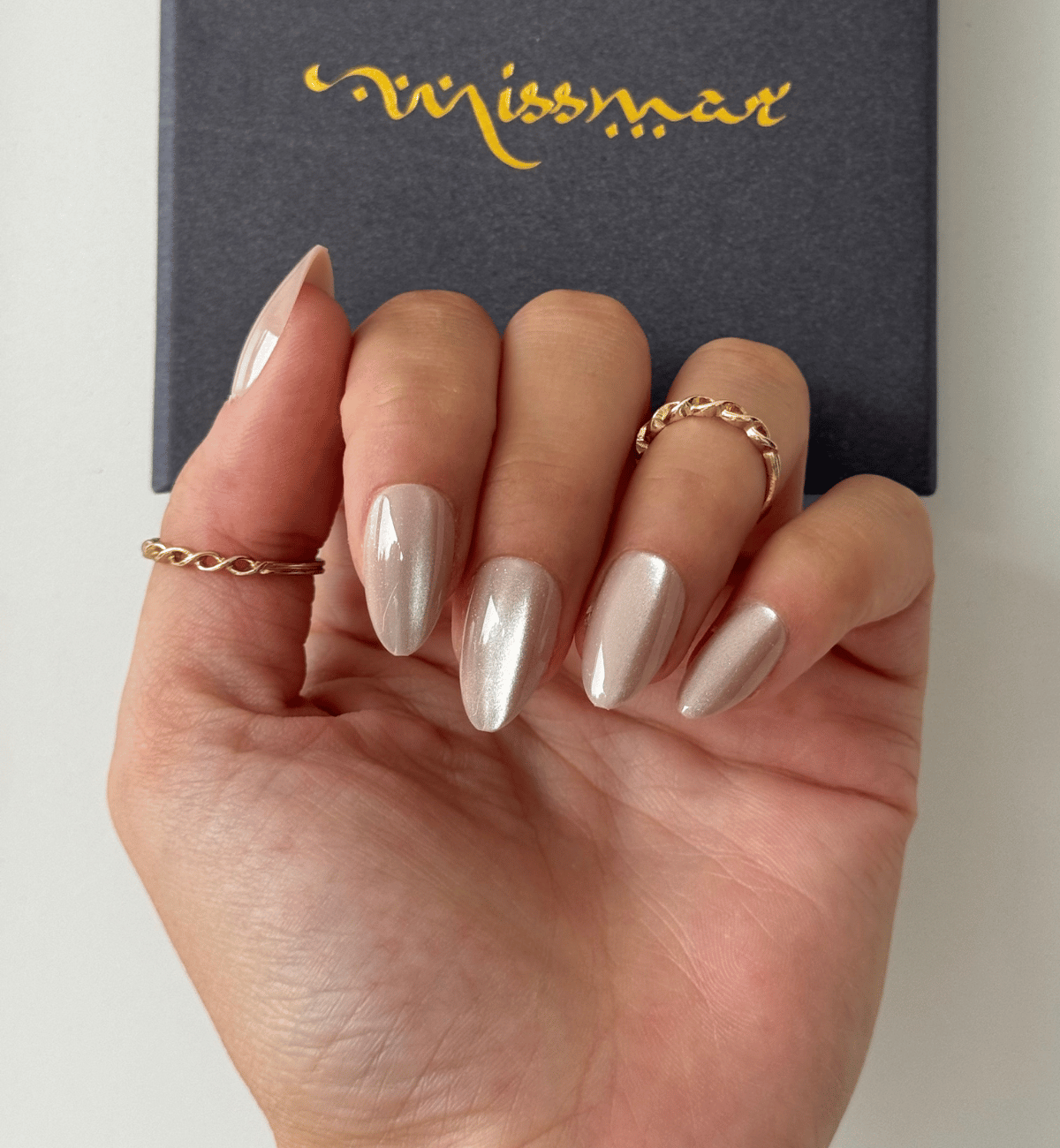 FAUX ONGLES CAT EYES : BEIGE LATTÉ AMANDE MÉDIUM