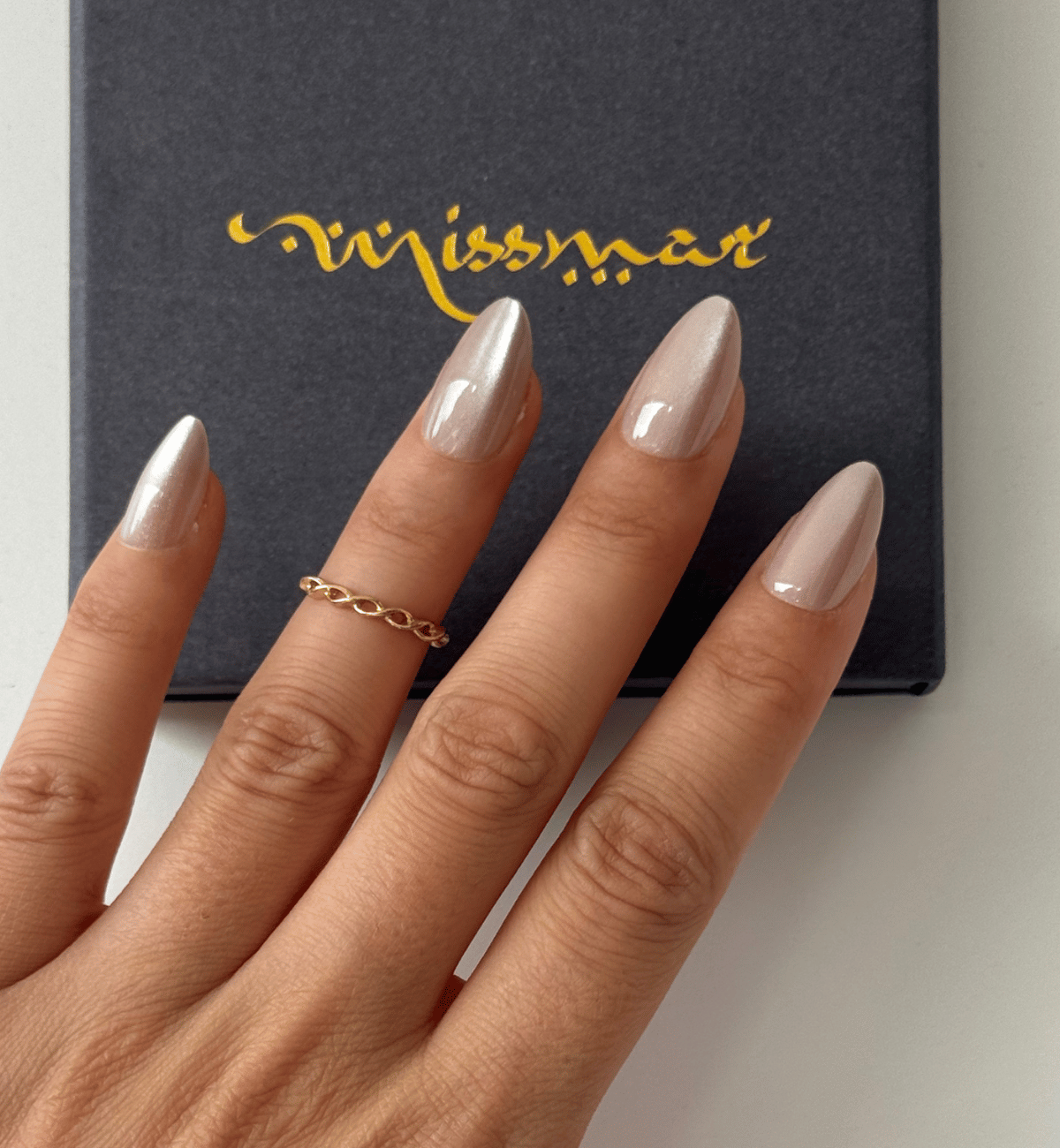 FAUX ONGLES CAT EYES : BEIGE LATTÉ AMANDE MÉDIUM