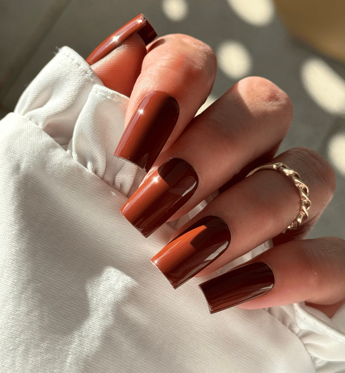 FAUX ONGLES MARRONS CACAO CARRÉS MÉDIUM