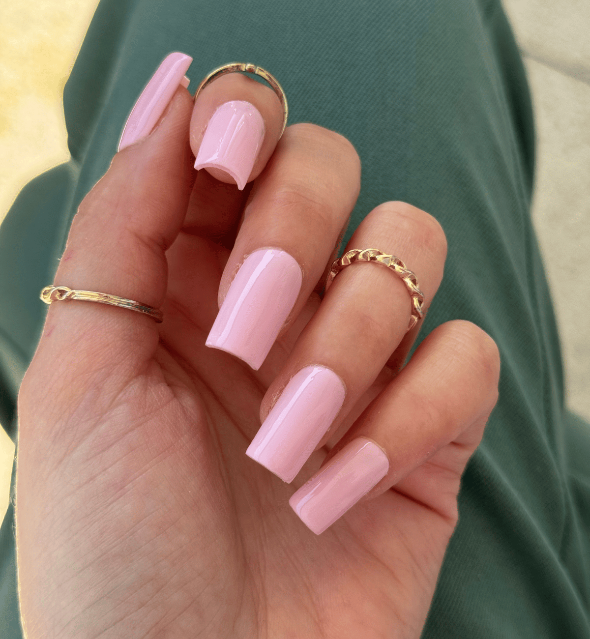 FAUX ONGLES ROSES PÂLES CARRÉS MÉDIUM