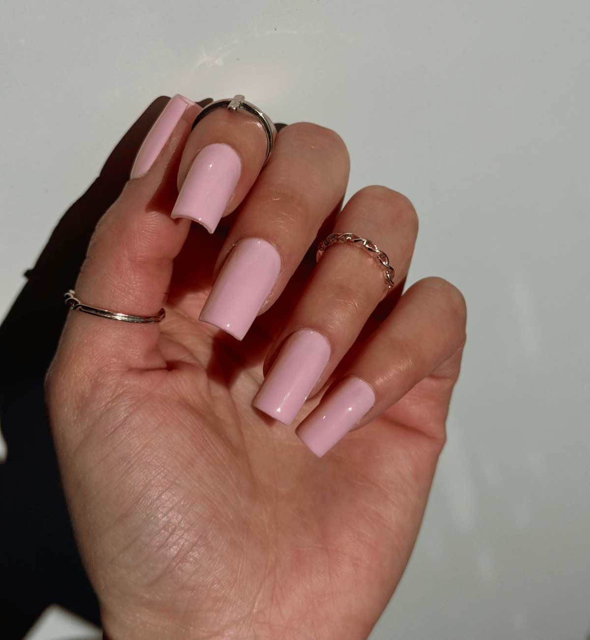 FAUX ONGLES ROSES PÂLES CARRÉS MÉDIUM