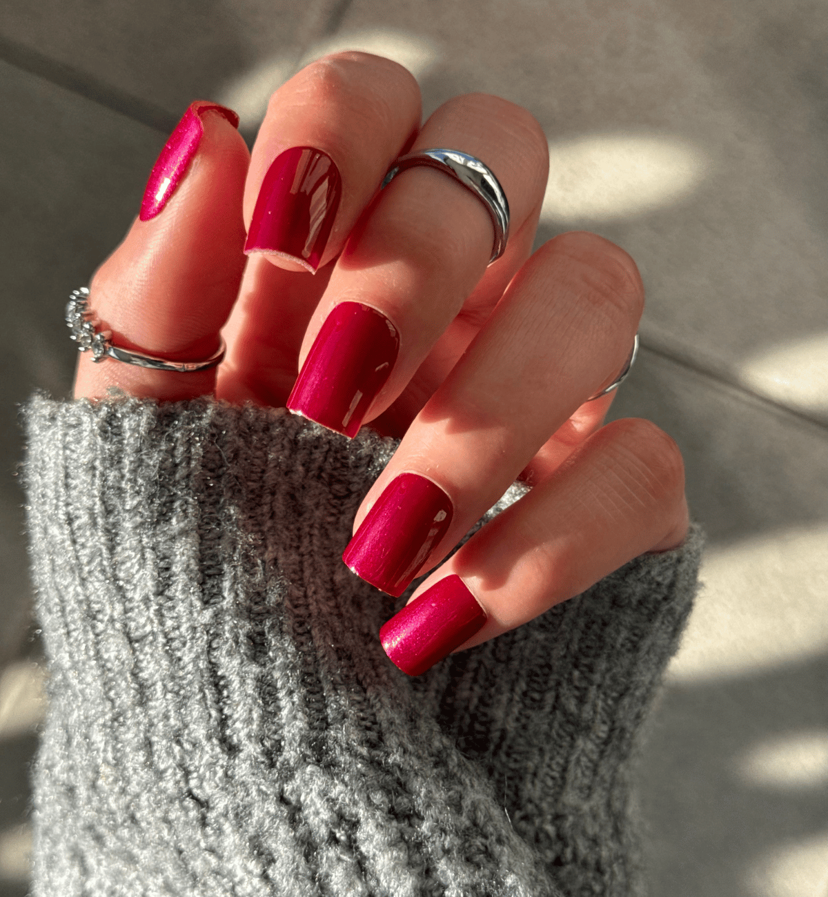 FAUX ONGLES ROUGES CERISE CARRÉS COURTS