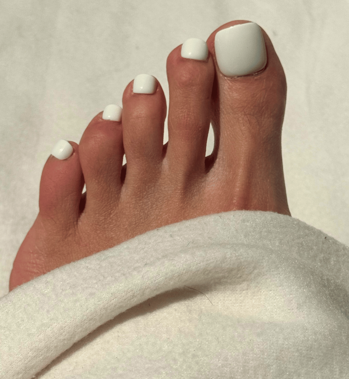 FAUX ONGLES PIEDS BLANCS